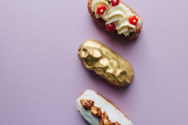 Mor zemin üzerine üç çeşitli lezzetli tatlılar 