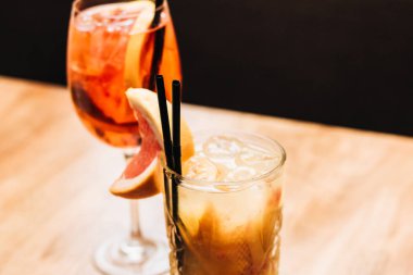 ahşap masa üzerinde greyfurt ile lezzetli kokteyl