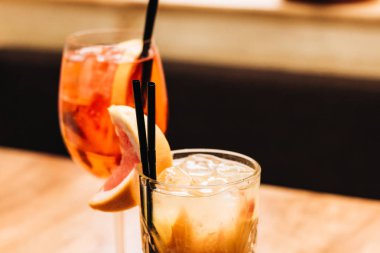 ahşap masa üzerinde greyfurt ile lezzetli kokteyl