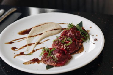 lezzetli bir yemek tavuk Mantı beyaz plaka üzerinde