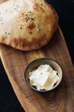 ev yapımı taze ekmek ve humus ahşap tahta üzerinde 