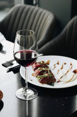 bardağı Kırmızı şarap ve yemek siyah tablo ile tablo