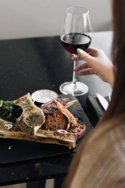 et ve şarap kırmızı içme kadın lezzetli yemek kavrulmuş 