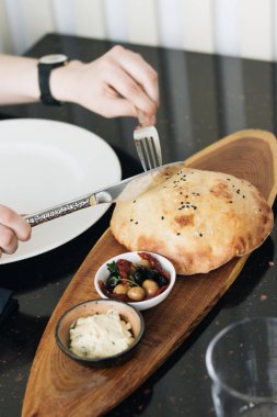 ev yapımı taze ekmek, humus ve zeytin ahşap tahta üzerinde yemek kadın 