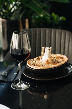 lezzetli etli börek, önden görünüm