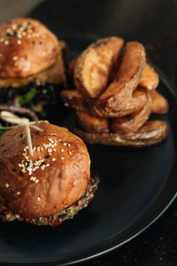 lezzetli Burger Cafe siyah plaka üzerinde patates kızartması ile