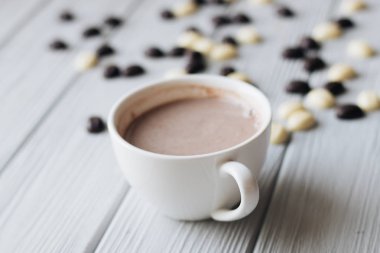 Tahta masada beyaz bir fincan kahve. 