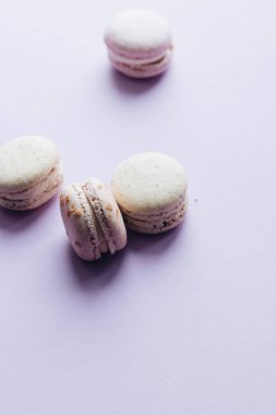 kompozisyon mor tablo, tatlı tatlı lezzetli macaroons 