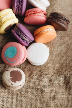 kompozisyon üzerinde çul, tatlı tatlı lezzetli renkli macaroons 