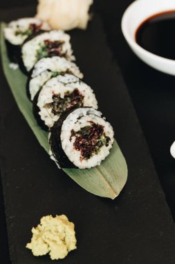 Soya sosu ve wasabi ile Asya geleneksel sushi 
