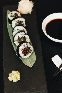Soya sosu ve wasabi ile Asya geleneksel sushi 