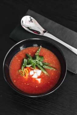 maydanoz ve karabiber ile lezzetli domates çorbası