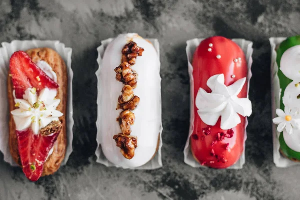 gri taş zemin üzerine çeşitli lezzetli tatlılar 