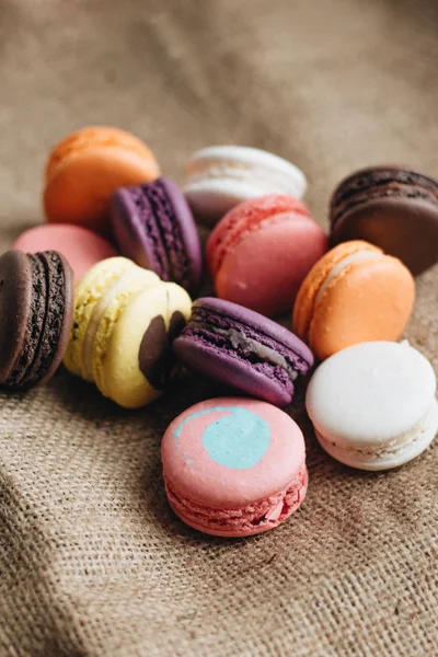 kompozisyon üzerinde çul, tatlı tatlı lezzetli renkli macaroons 