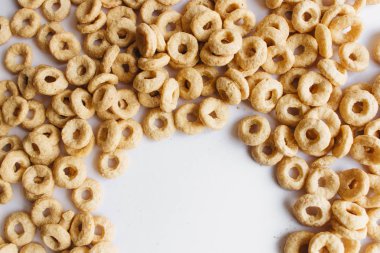 Beyaz arka plan üzerinde izole gevrek cracknels yığını