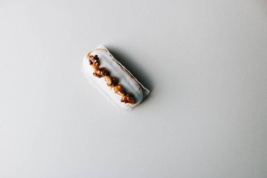 iştah açıcı lezzetli tatlı gri arka plan üzerinde 