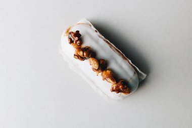 iştah açıcı lezzetli tatlı gri arka plan üzerinde 