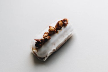 iştah açıcı lezzetli tatlı gri arka plan üzerinde 