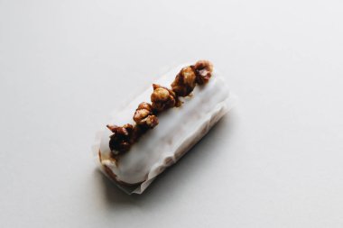 iştah açıcı lezzetli tatlı gri arka plan üzerinde 