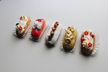 gri arka plan üzerinde çeşitli lezzetli tatlılar 