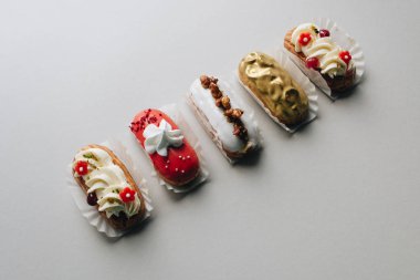 gri arka plan üzerinde çeşitli lezzetli tatlılar 