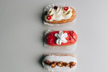 gri arka plan üzerinde çeşitli lezzetli tatlılar 