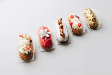 gri arka plan üzerinde çeşitli lezzetli tatlılar 