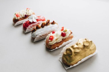 gri arka plan üzerinde çeşitli lezzetli tatlılar 