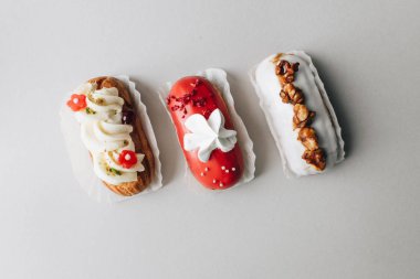 gri arka plan üzerinde çeşitli lezzetli tatlılar 