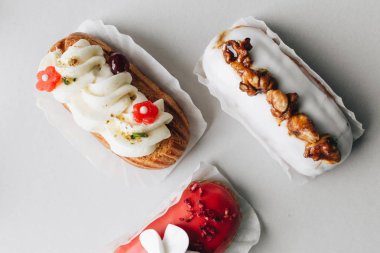 gri arka plan üzerinde çeşitli lezzetli tatlılar 