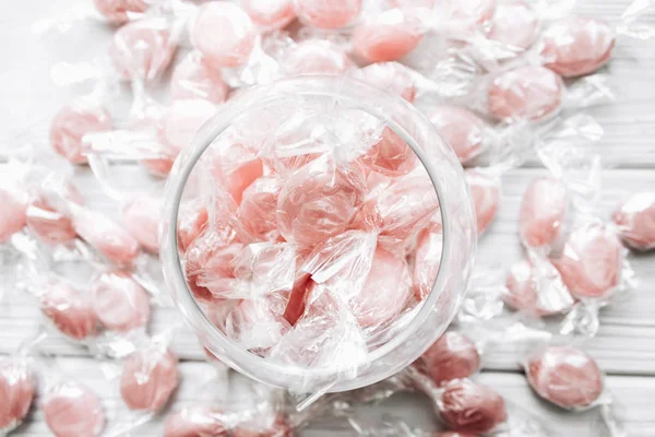 Haufen Kleiner Rosa Zuckerbonbons Glas — Stockfoto