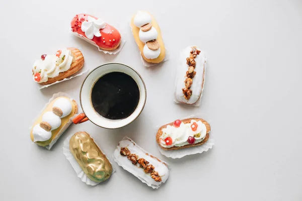 Tasse Kaffee Und Verschiedene Leckere Süßigkeiten Auf Grauem Hintergrund — Stockfoto