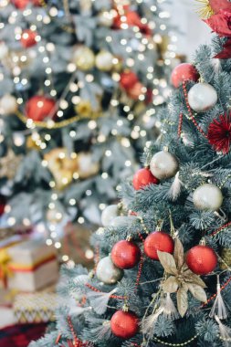 Kırmızı ve beyaz toplarla süslenmiş Noel ağacı