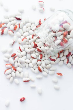 beyaz arka plan üzerinde kavanozda çiğ fasulye