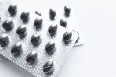 Beyaz arka planda hapları ile blisterler