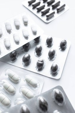 Beyaz arka planda hapları ile blisterler