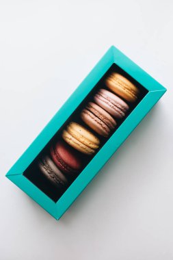 kutusu ile lezzetli parlak macaroons, tatlı tatlı 