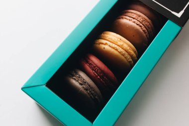 kutusu ile lezzetli parlak macaroons, tatlı tatlı 
