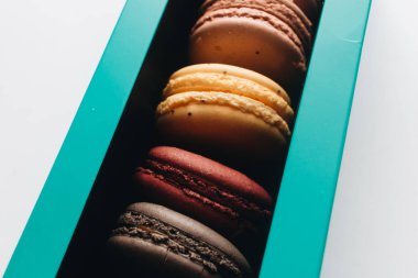 kutusu ile lezzetli parlak macaroons, tatlı tatlı 