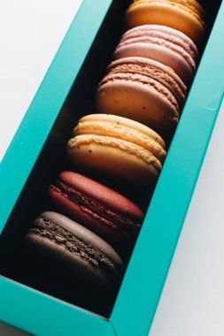 kutusu ile lezzetli parlak macaroons, tatlı tatlı 