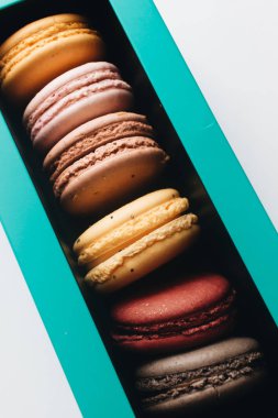 kutusu ile lezzetli parlak macaroons, tatlı tatlı 