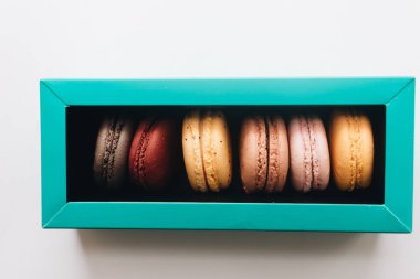 kutusu ile lezzetli parlak macaroons, tatlı tatlı 