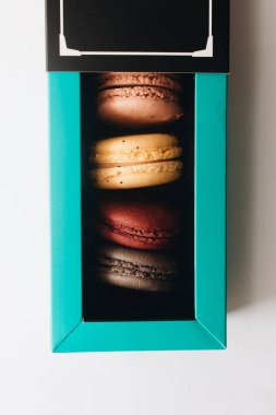 kutusu ile lezzetli parlak macaroons, tatlı tatlı 