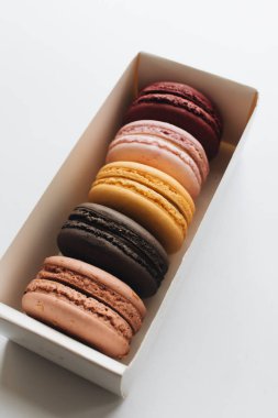 kutusu ile lezzetli parlak macaroons, tatlı tatlı 