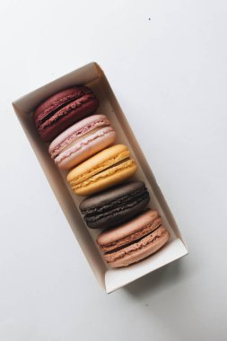 kutusu ile lezzetli parlak macaroons, tatlı tatlı 