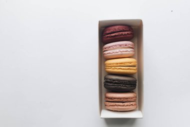 kutusu ile lezzetli parlak macaroons, tatlı tatlı 
