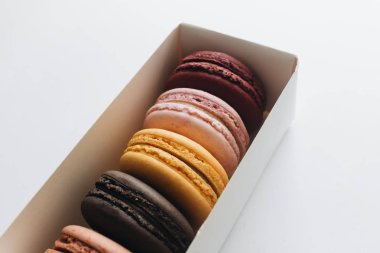 kutusu ile lezzetli parlak macaroons, tatlı tatlı 