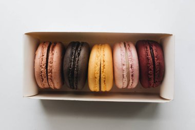 kutusu ile lezzetli parlak macaroons, tatlı tatlı 