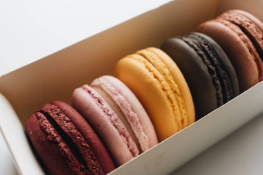 kutusu ile lezzetli parlak macaroons, tatlı tatlı 