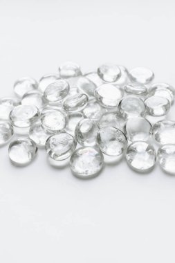 Beyaz arka planda dağınık kristaller, güzel taşlar